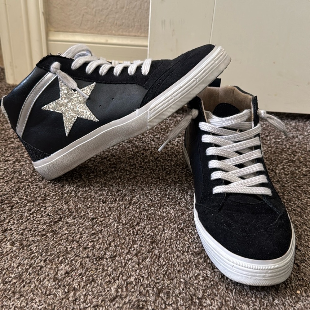 EUC Tennis shoes.